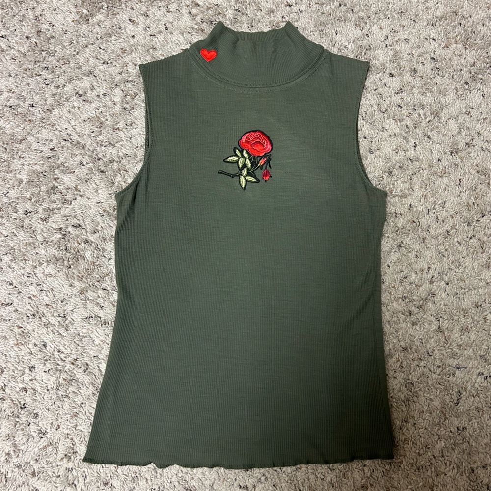 🌹Rag & Bone green tank with rose patch